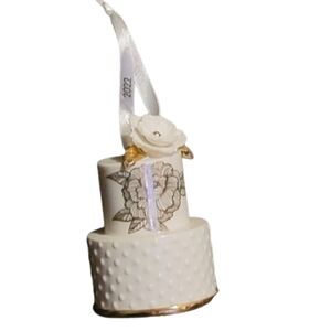 Hallmark Keepsake Christmas Ornament 2022 A Sweet Beginning Wedding Cake